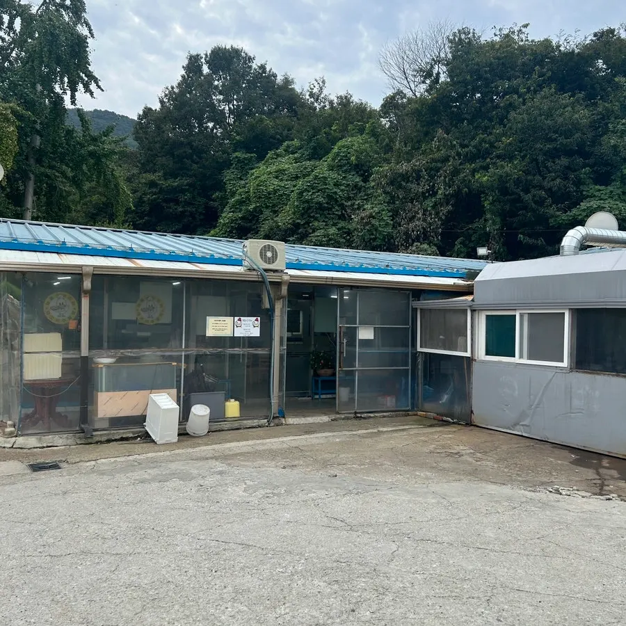마니산로에 위치한 덕오리주물럭 매장 외관