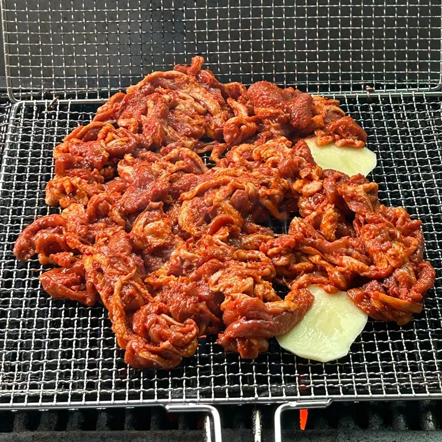 연탄불에 초벌 중인 양념 오리주물럭