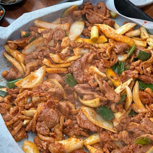 부추와 깻잎을 올려 볶는 오리주물럭