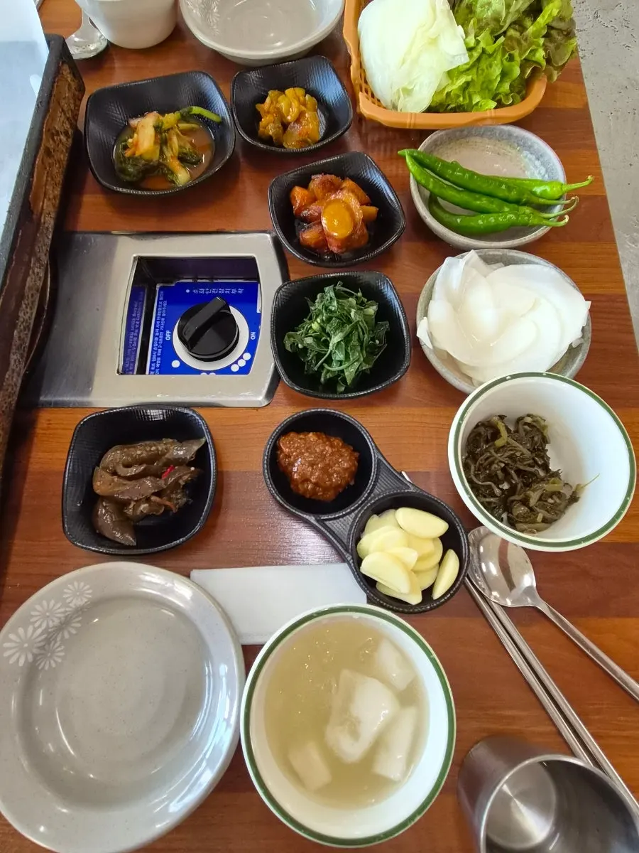 Turning the duck meat with tongs
