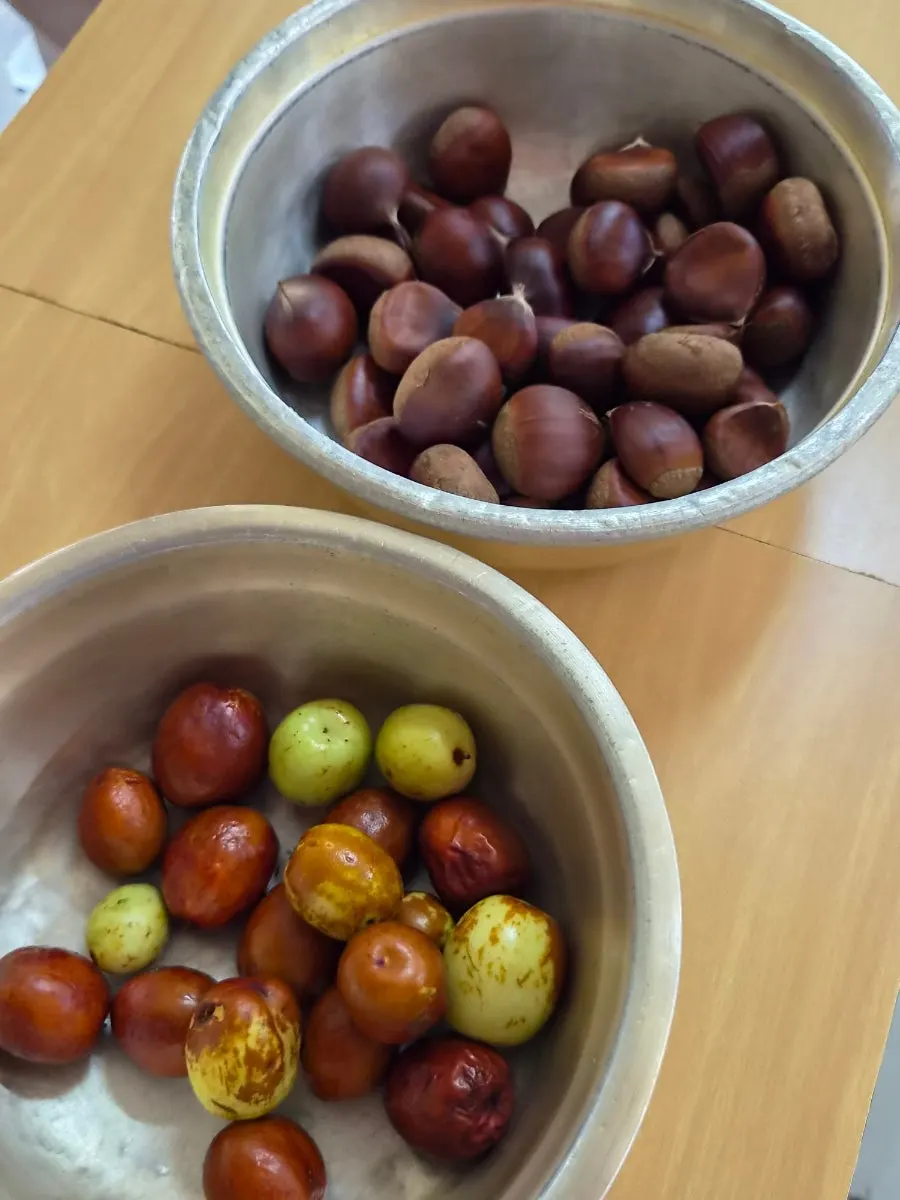 Jujubes and boiled chestnuts at the checkout counter