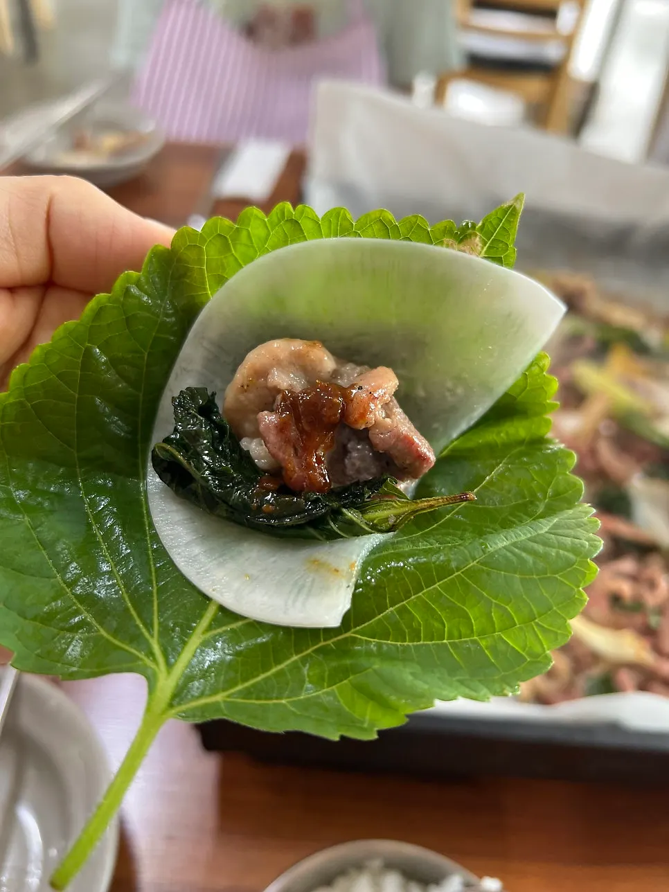 깻잎을 올려 마무리한 오리로스