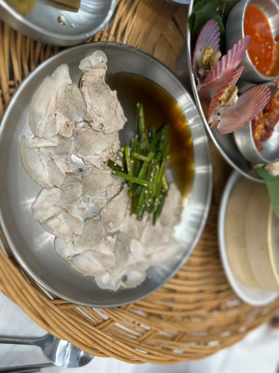 냉수육과 해산물 반찬