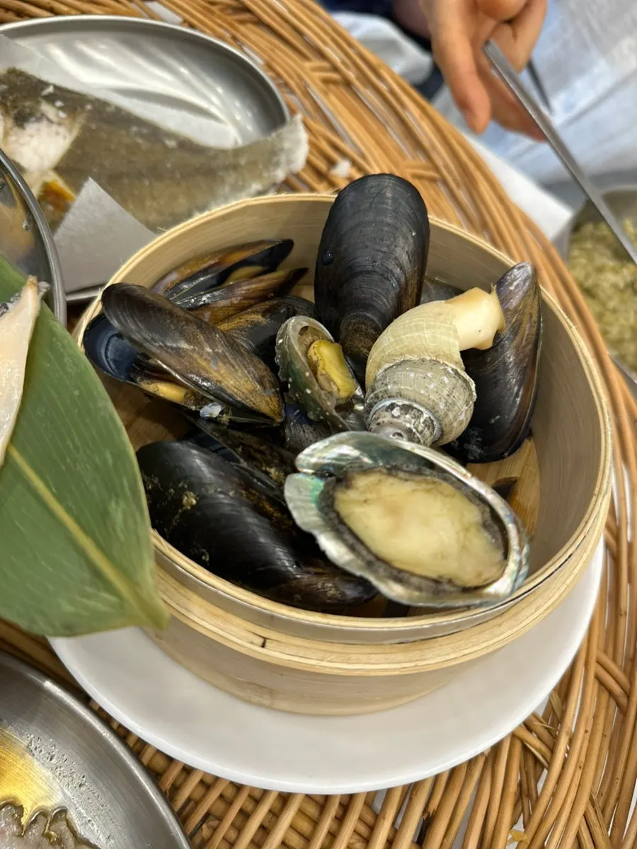 한상차림에 나온 해산물 반찬 접시