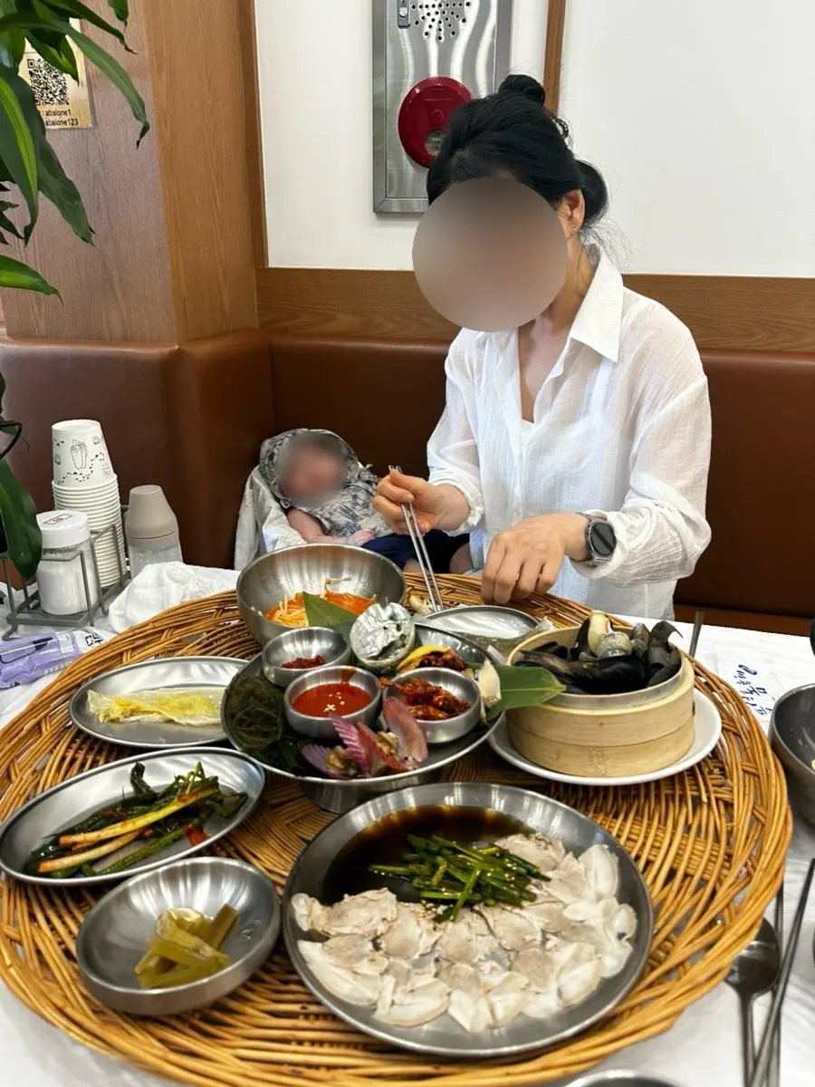 그릇에 덜어낸 전복죽 한 그릇