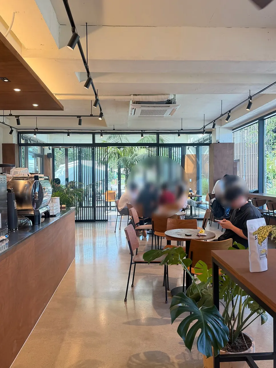 Order counter and entrance area of the café