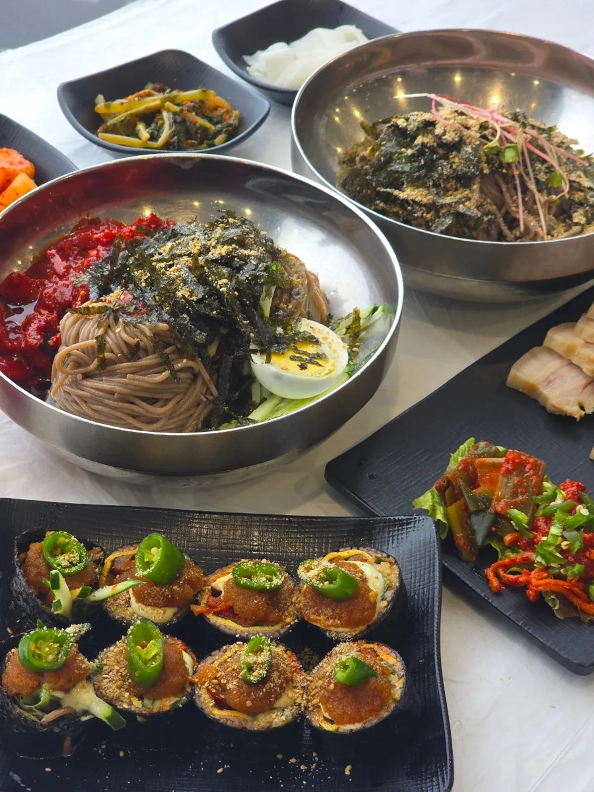 2인세트와 땡초 메밀김밥 한 상 차림