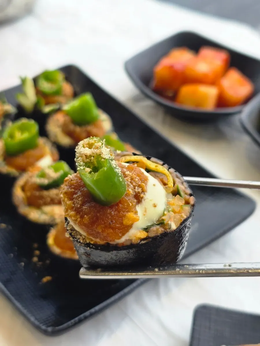 흑초숙성 메밀면으로 만든 땡초 메밀김밥