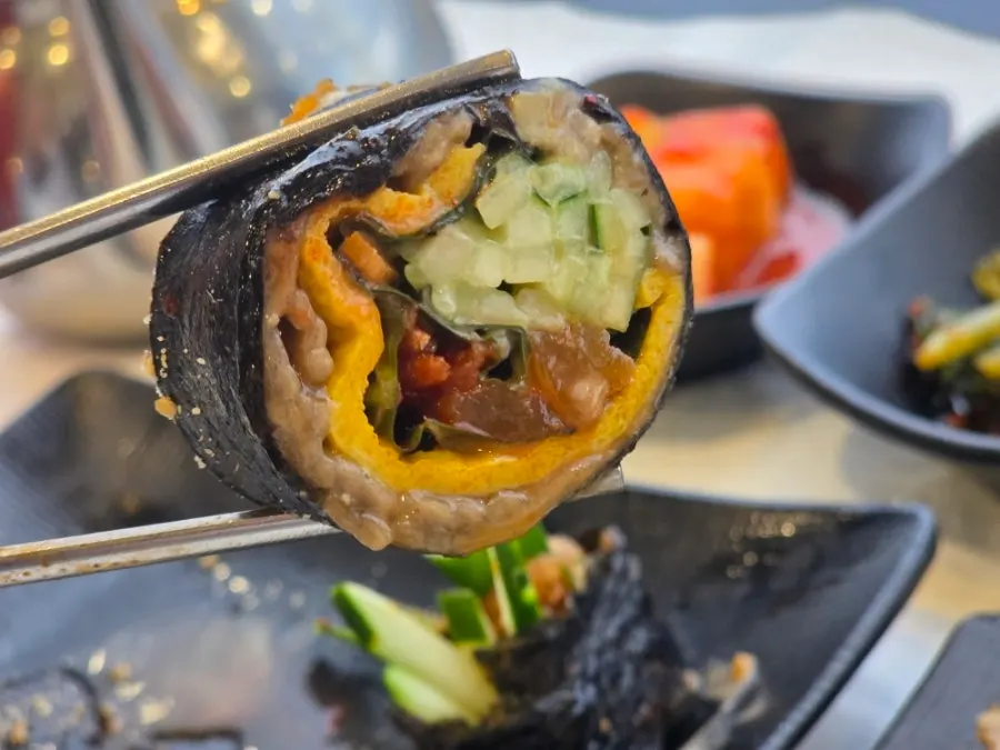 메밀김밥 단면과 명태식해 속재료
