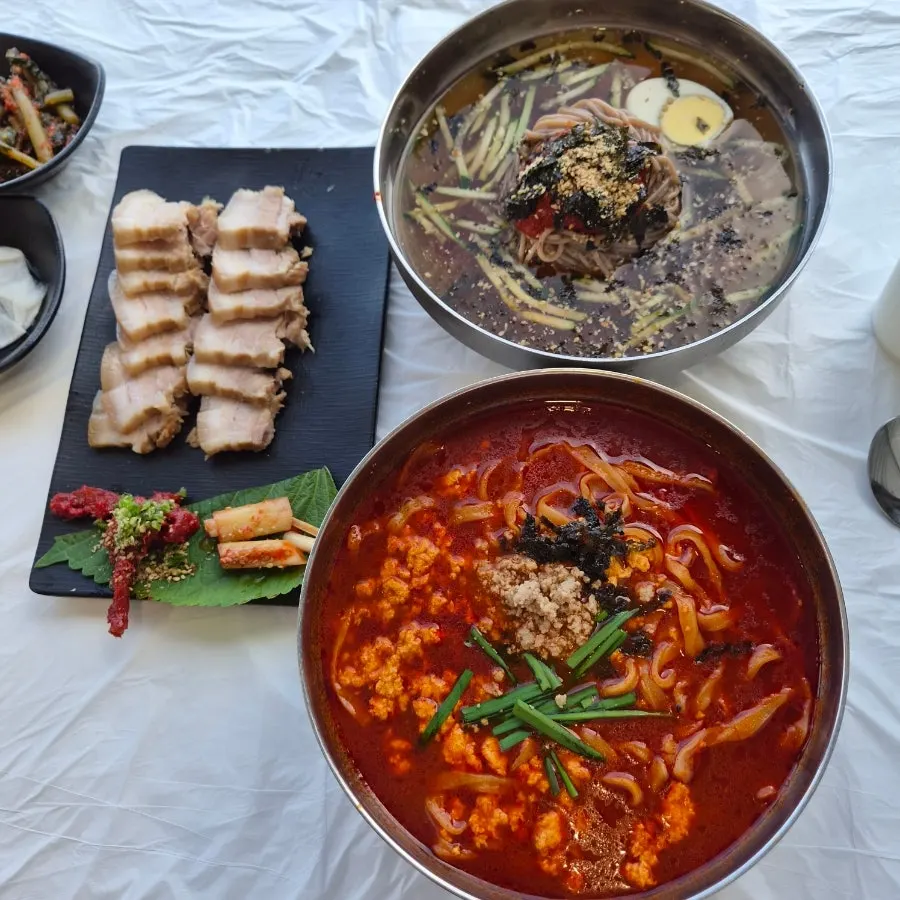 오이채와 계란이 올라간 물막국수 한 그릇