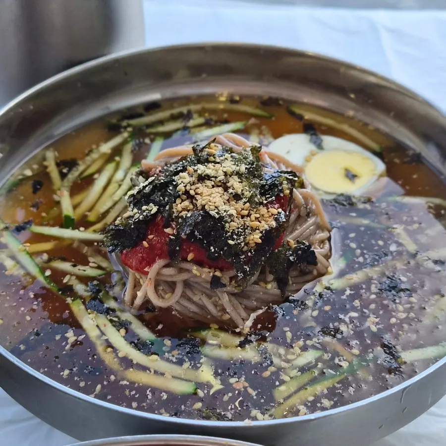 맑은 갈색 육수의 물막국수 클로즈업