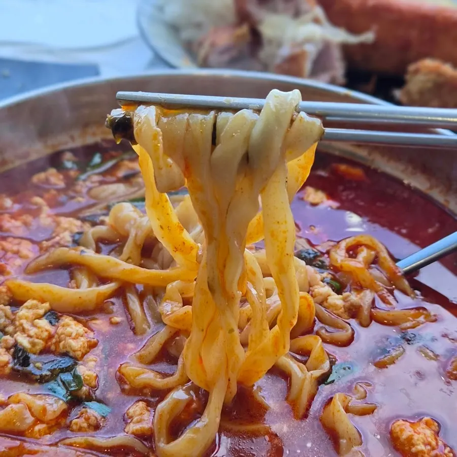 순두부와 부추가 올라간 얼큰순두부칼국수