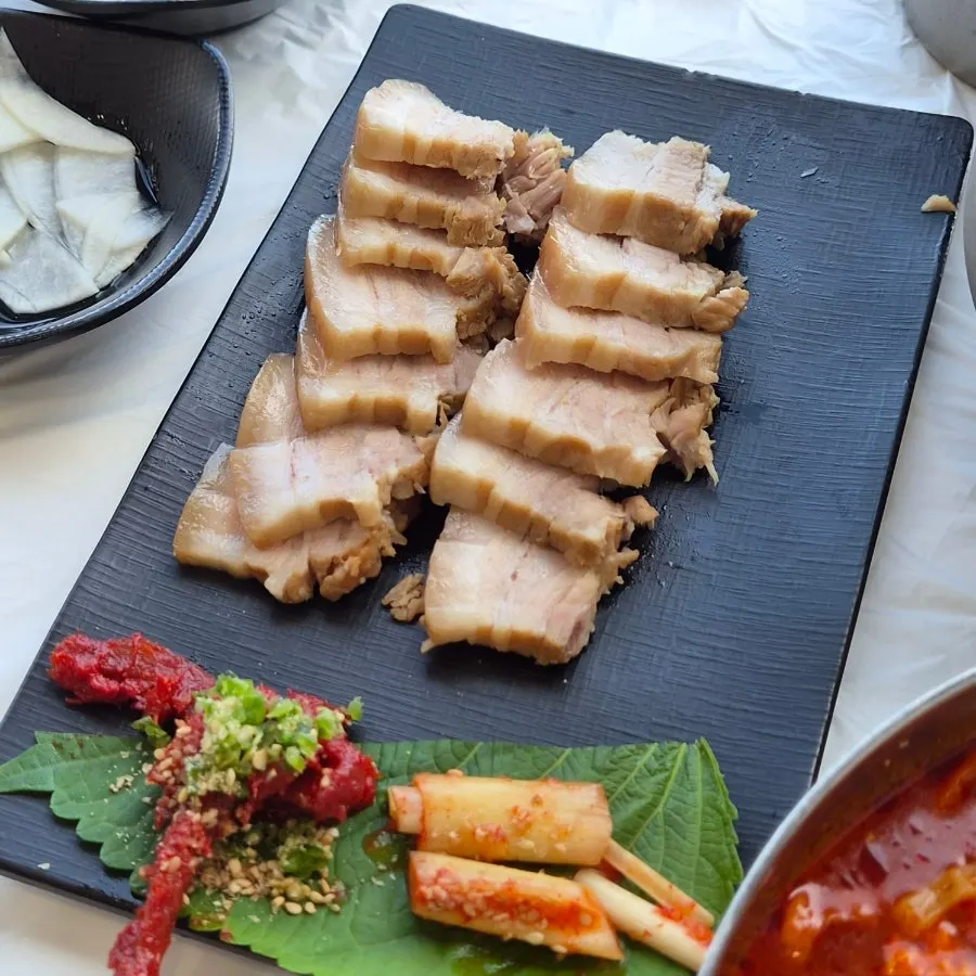 까막장수육 접시와 곁들임 반찬