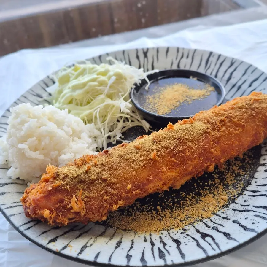 반으로 잘라 치즈가 늘어지는 메밀치즈롤까스