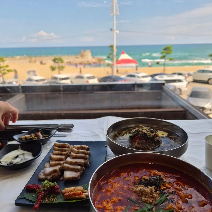 창가에서 바라본 강문해변 바다 풍경