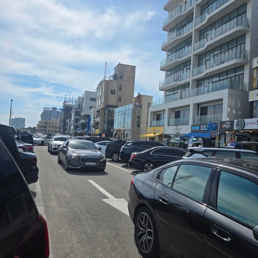Path to the Gangmun Beach public parking lot