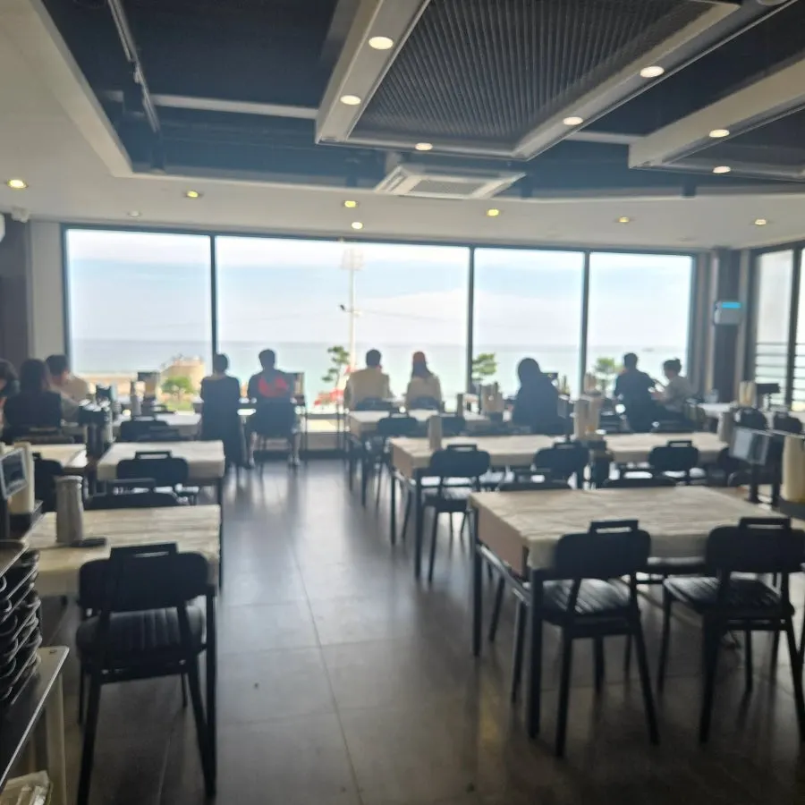 The 2nd-floor dining hall at Gossi's Donghae Makguksu