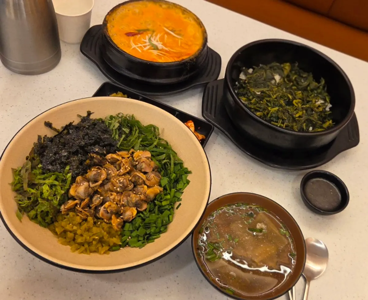 꼬막비빔밥과 곤드레 돌솥밥 비지찌개 한 상 차림