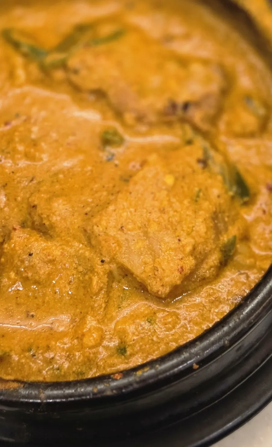 큼직한 고기가 들어간 비지찌개 한 숟갈