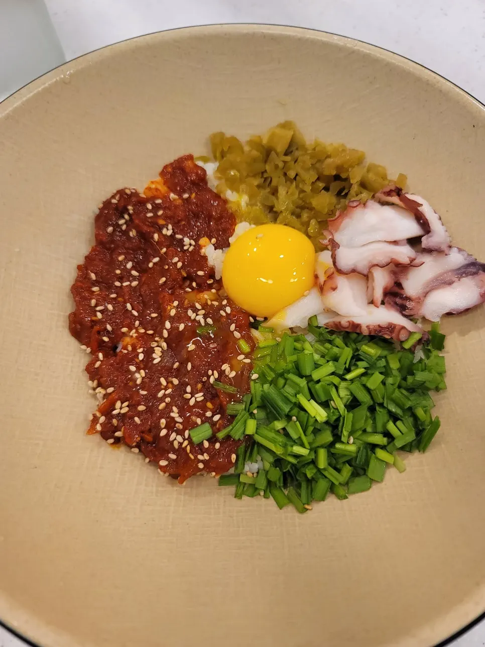 순살 양념게살과 문어가 올라간 비빔밥