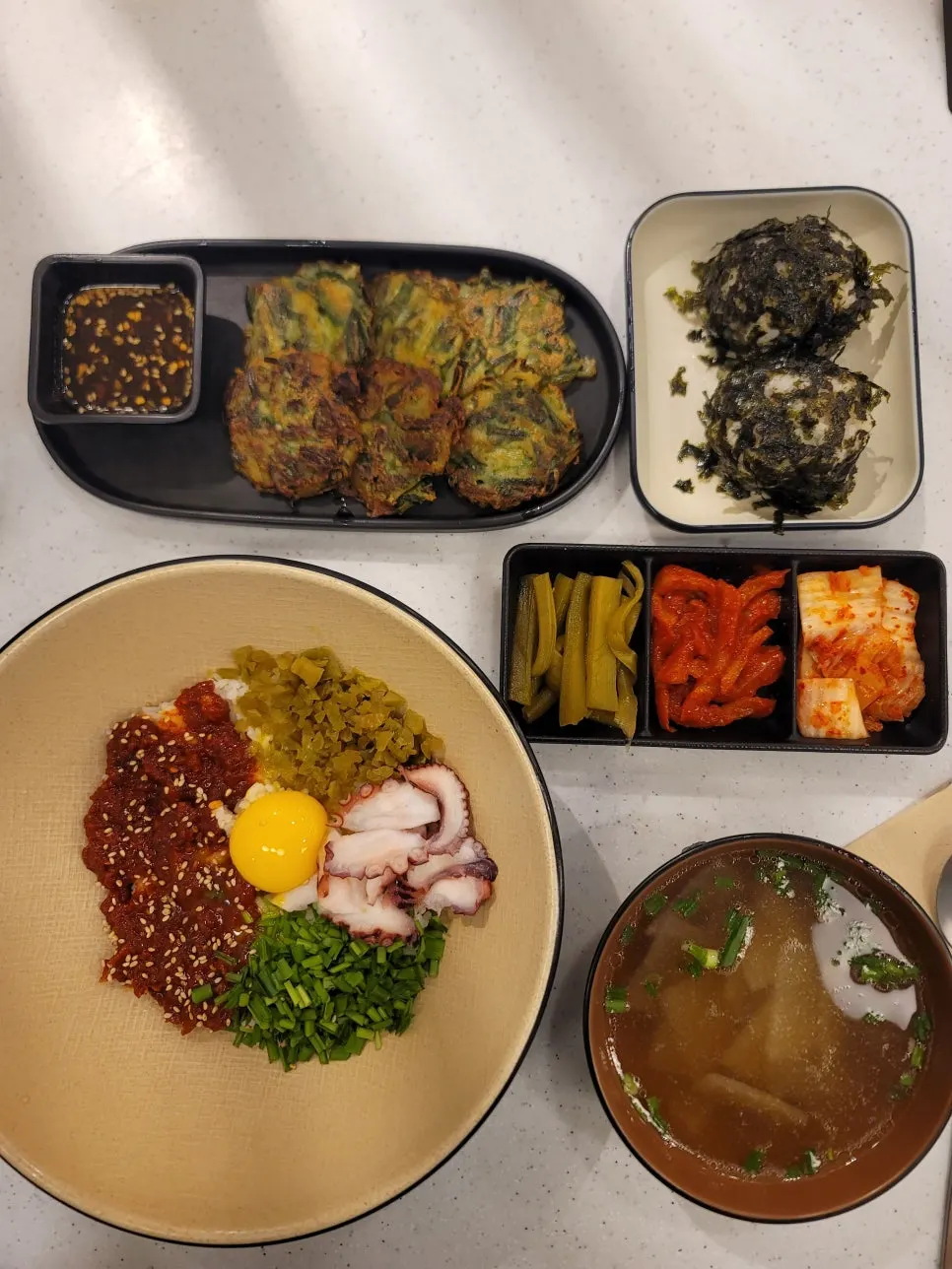 비빔밥과 소고기무국, 부추전, 주먹밥 한 상