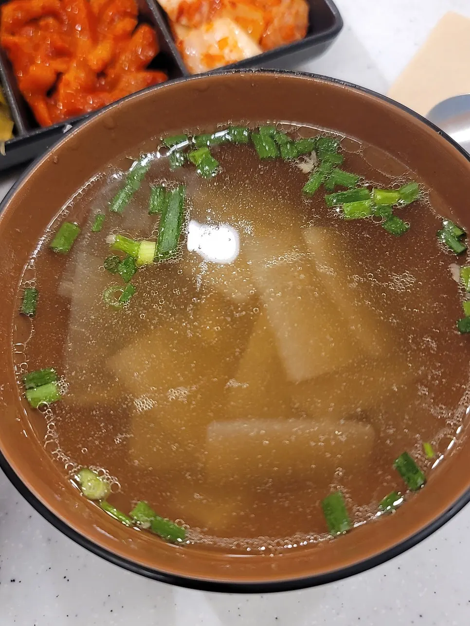 밑반찬이 함께 놓인 테이블