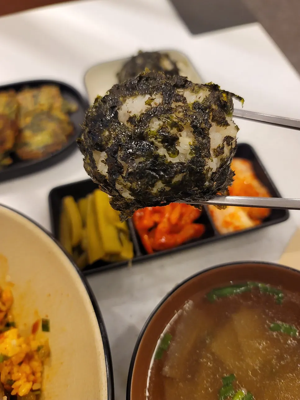 비벼 놓은 게살 문어비빔밥