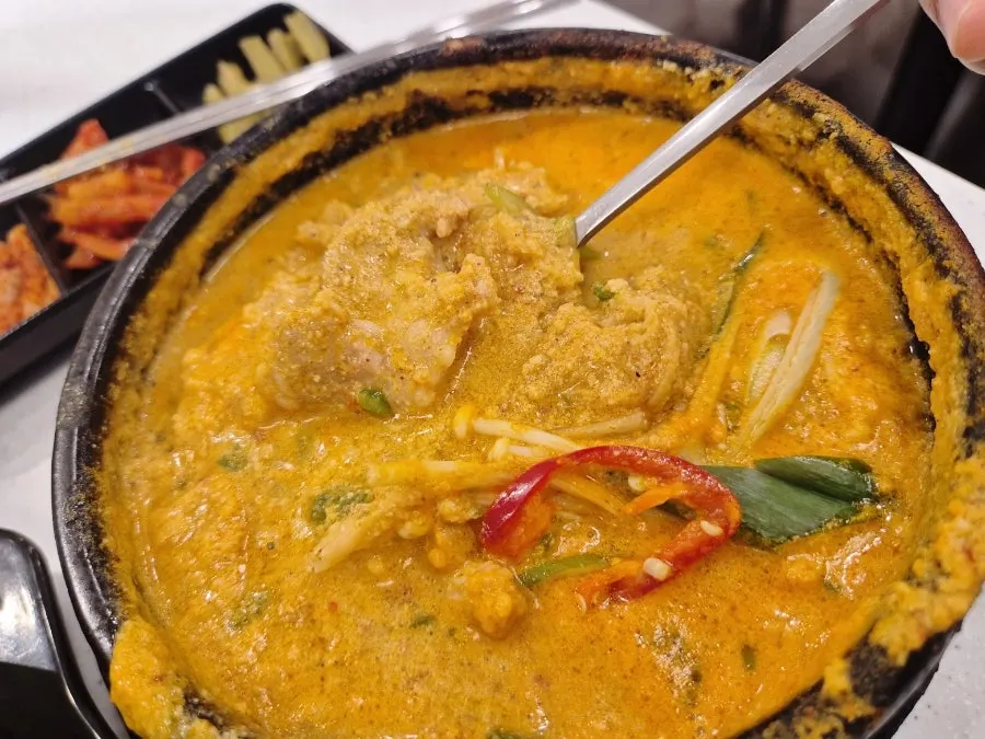 비지찌개 속 고기와 야채 건더기