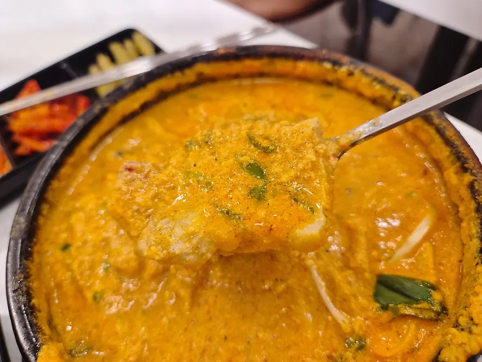 곤드레밥과 비지찌개를 비벼 먹는 모습