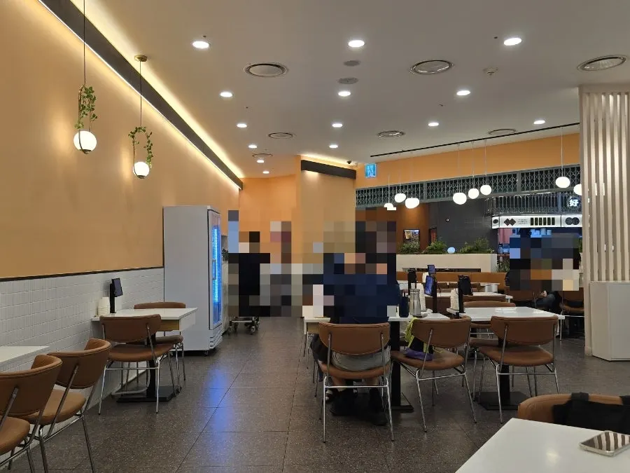 여유로운 테이블 간격의 강문 매장 좌석