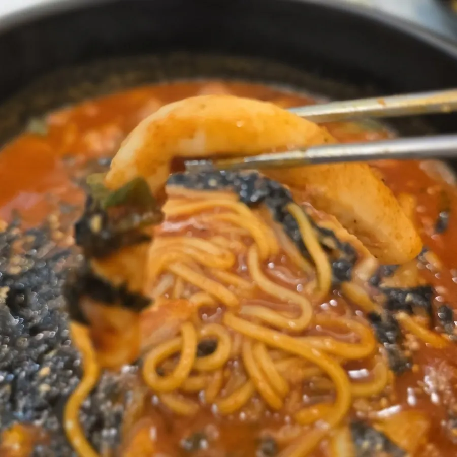 녹진하고 진한 칼오징어 국물 클로즈업