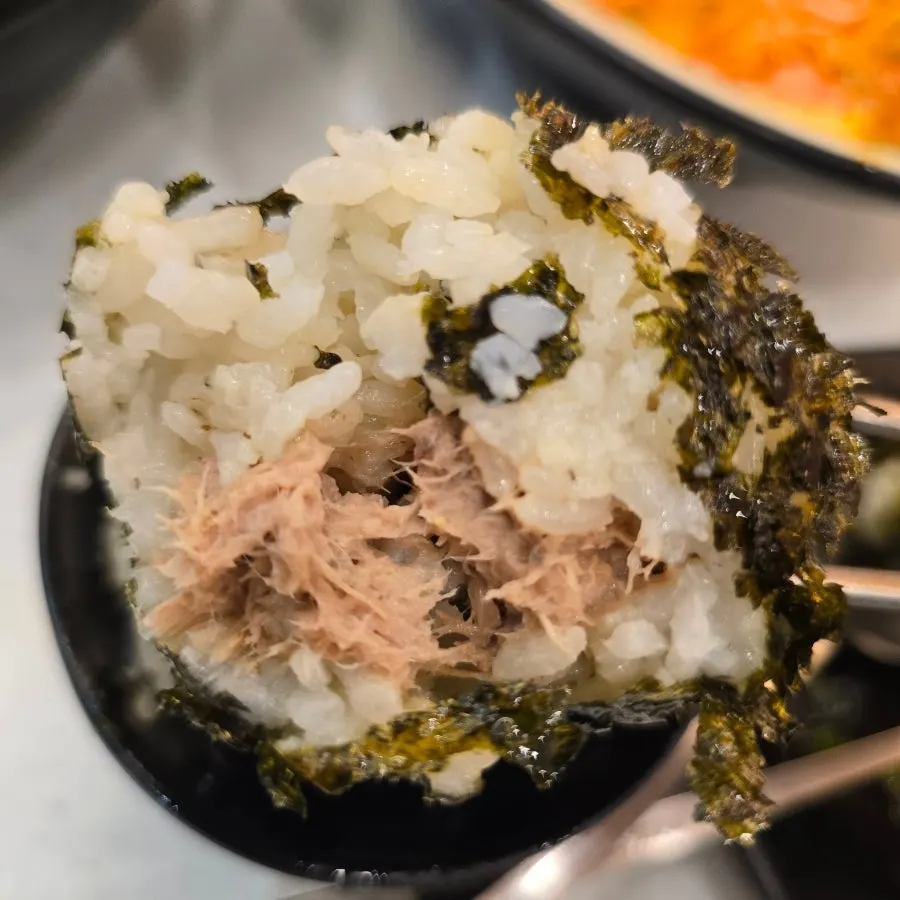 칼오징어와 밥을 함께 먹는 모습
