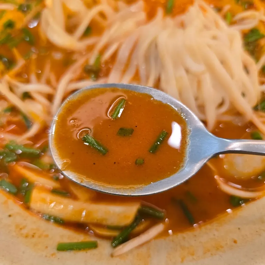 매콤한 국물에 면을 건져 올린 곱창국수