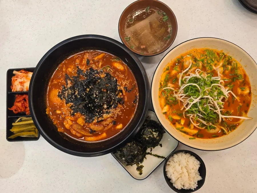 친구와 마주 앉아 나눠 먹는 칼오징어와 곱창국수