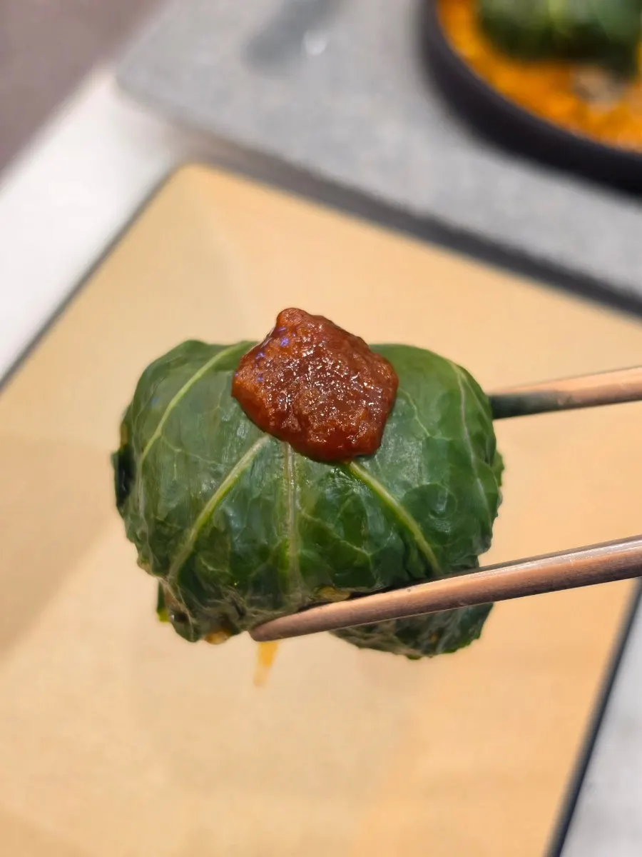 우렁강된장 위에 올린 동그란 쌈밥