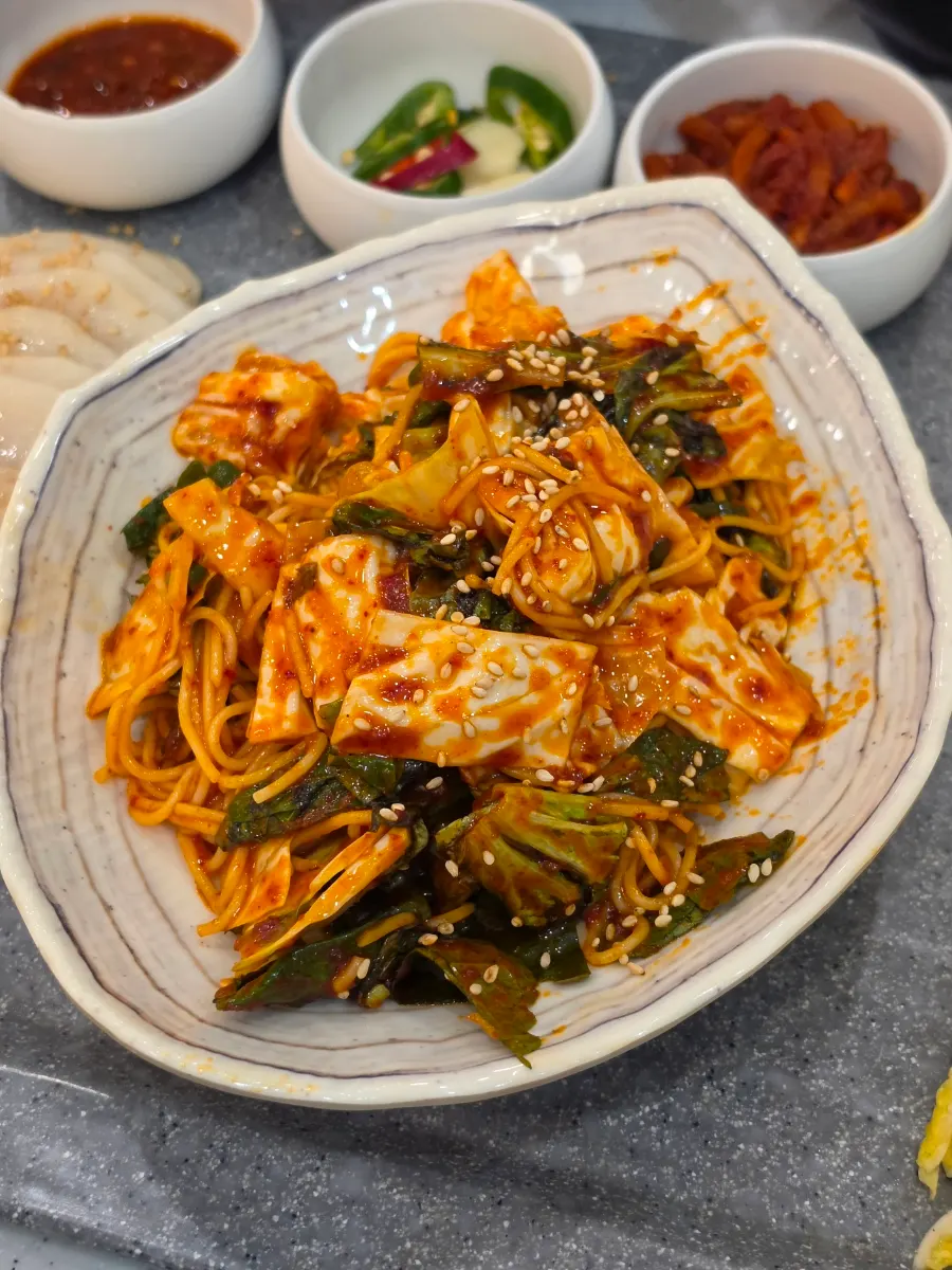 매콤달콤한 양념 비빔국수