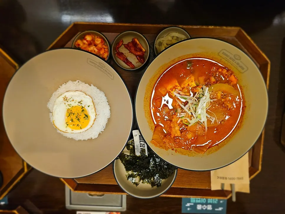 테이블에 차려진 덮밥과 비빔밥 메뉴