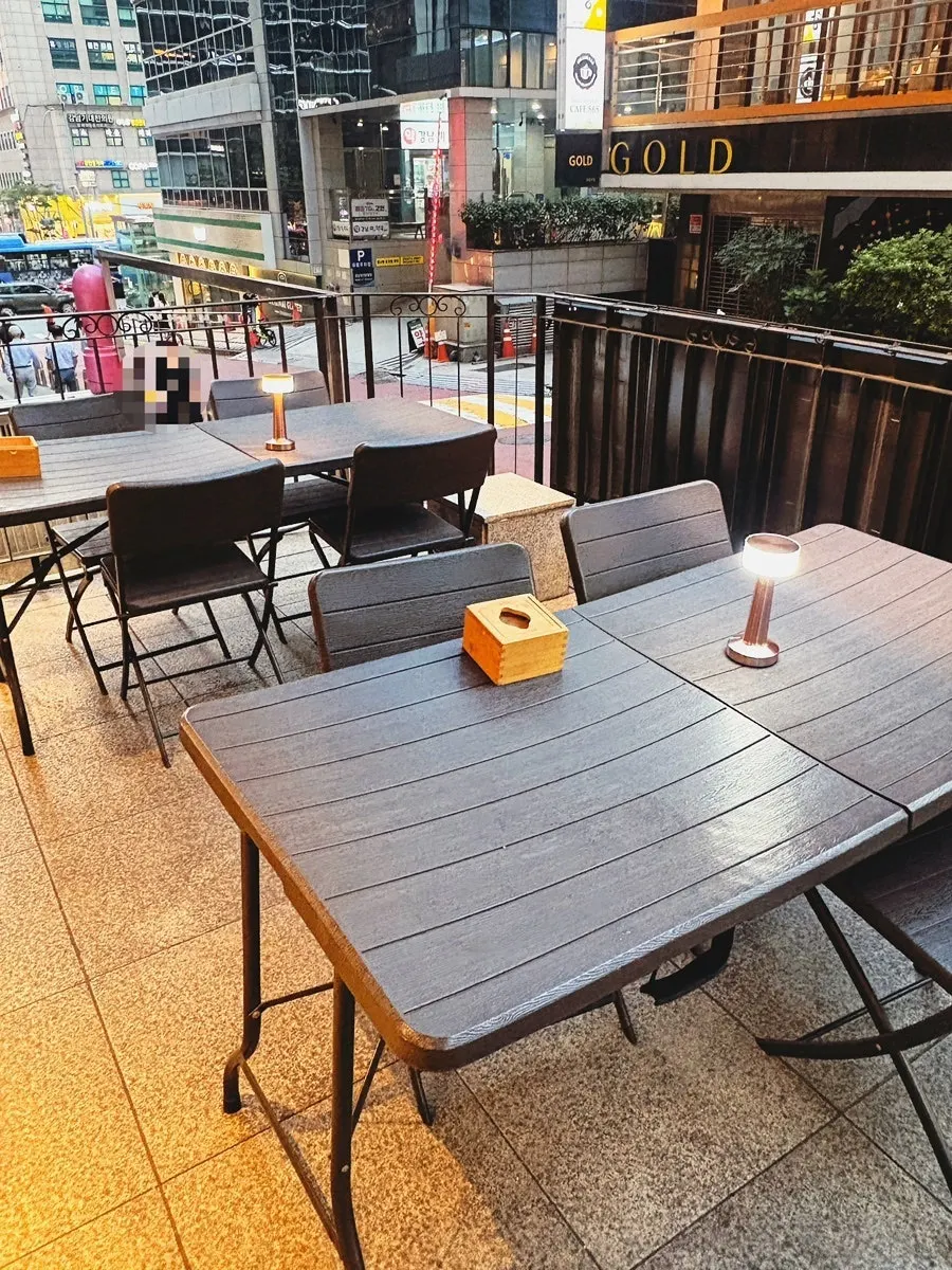 강남대로84길 매장 입구 전경