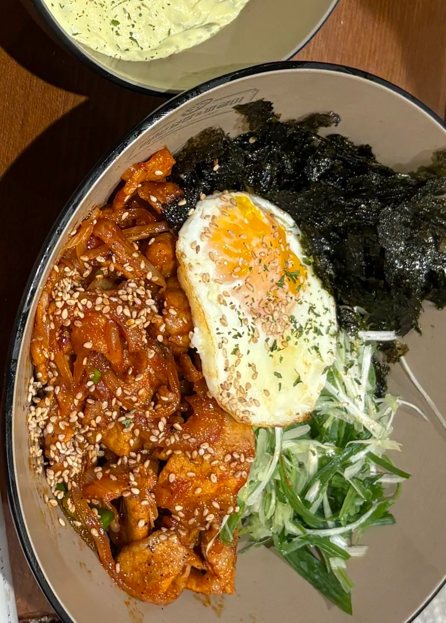 육회와 반숙 계란후라이가 올라간 육회 덮밥