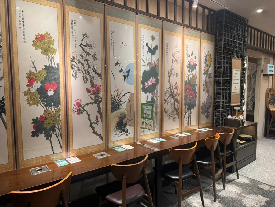 Overview of the interior seating at 1992 Deopbap & Jjageuli