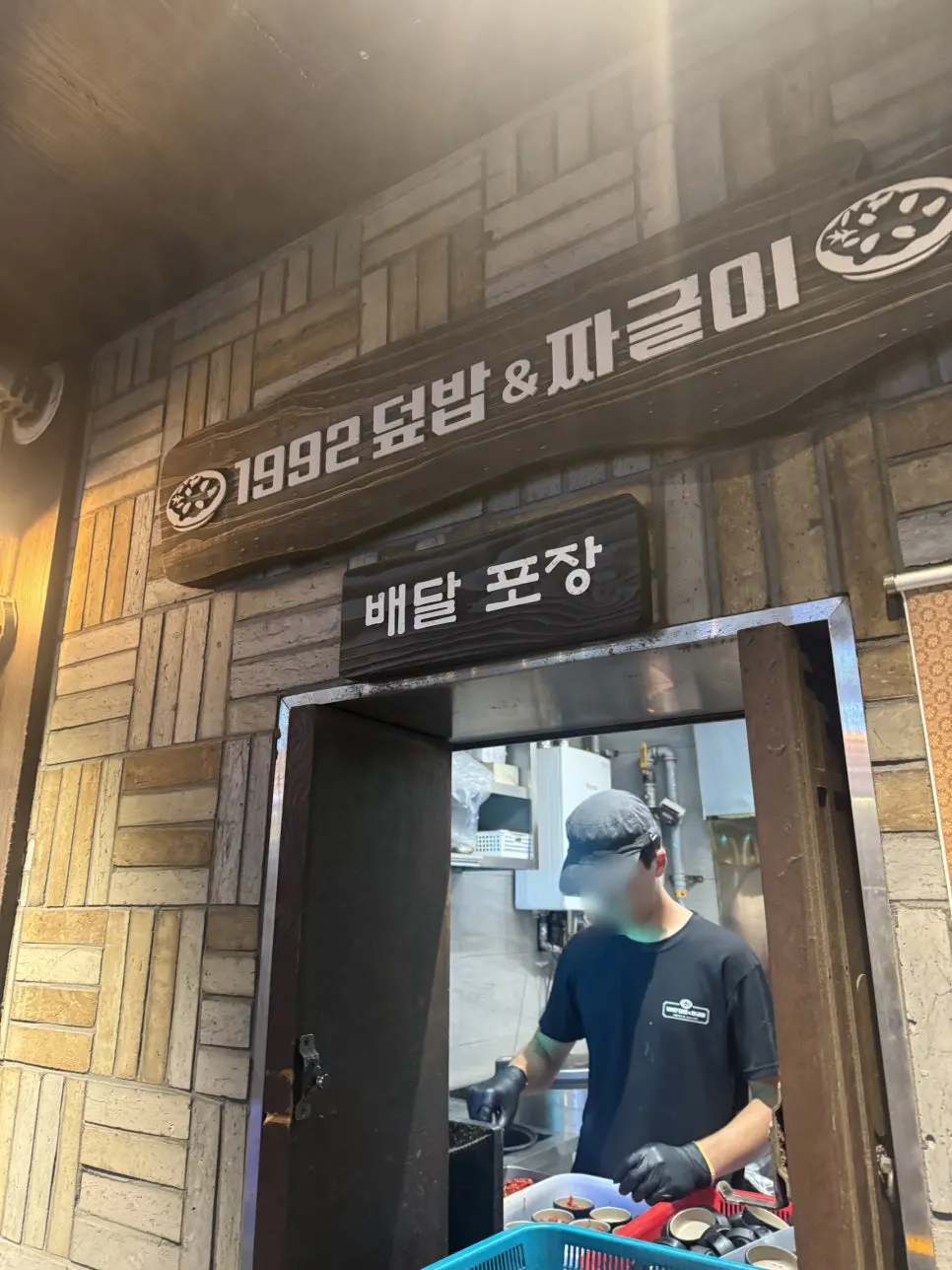 입구 앞 조명이 놓인 야외 테이블