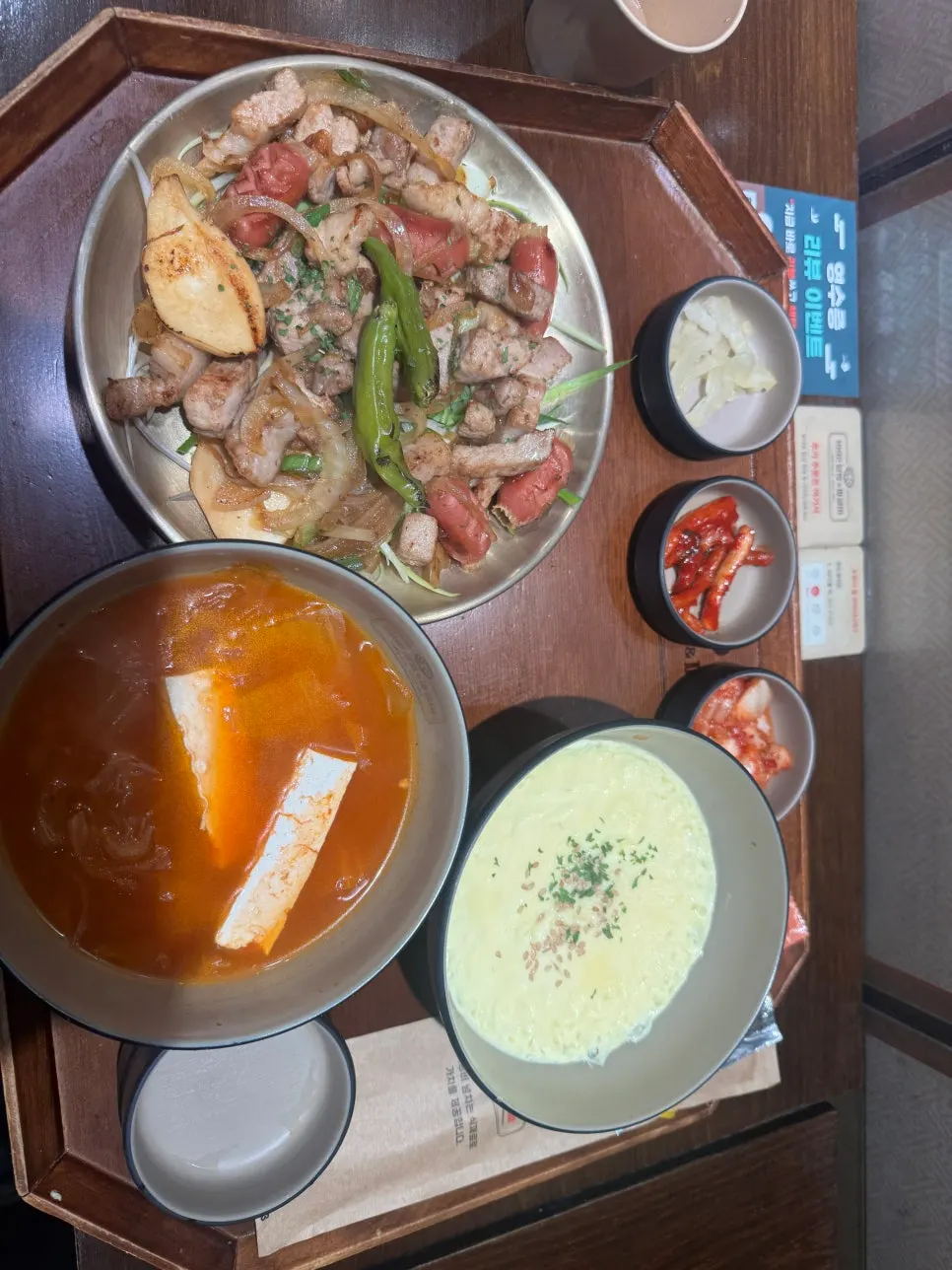 물과 종이컵, 사탕과 가글이 놓인 셀프 코너