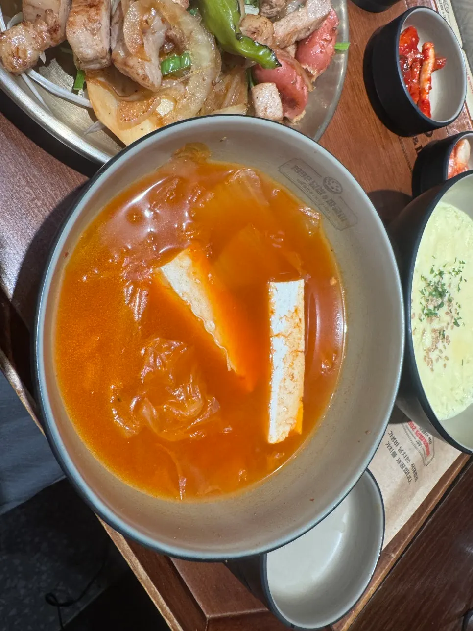 양파와 감자, 꽈리고추, 소시지가 함께 나온 구운 고기