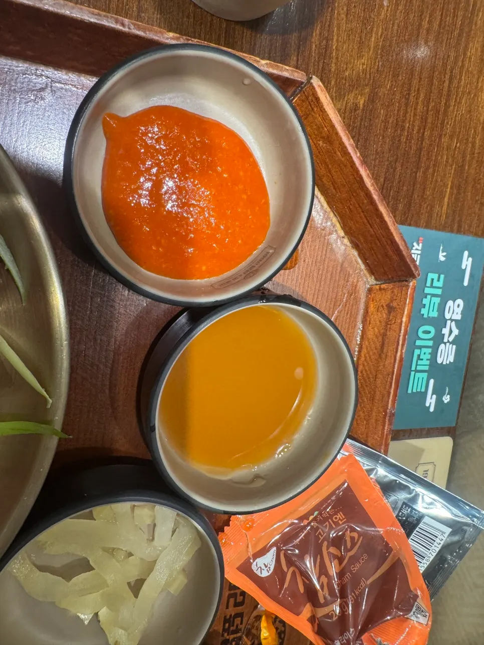 큰 그릇에 담긴 부드러운 계란찜