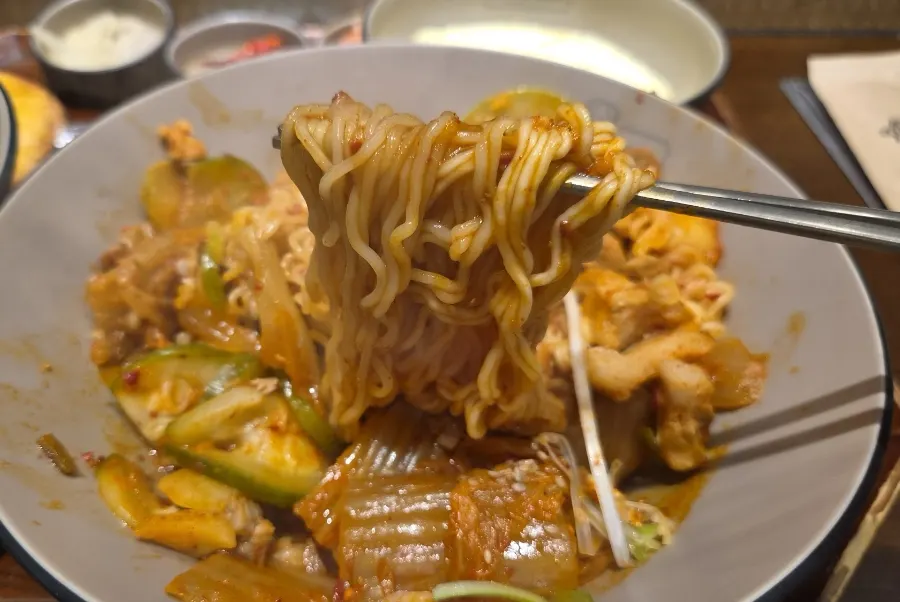Meat-packed jjageuli with added ramyeon noodles
