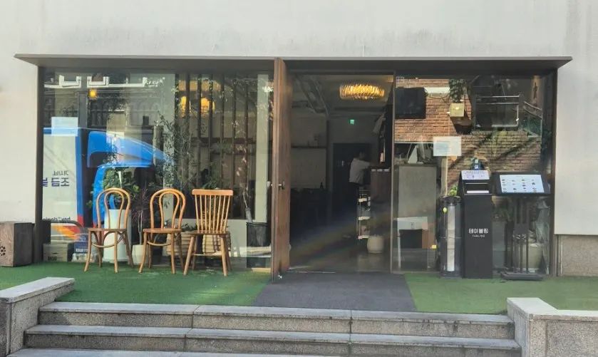 Guide image introducing a visit to Moa Gangnam near Gangnam Station