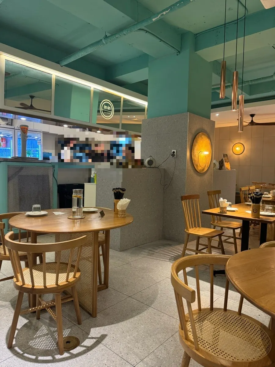 Interior of Anan Gangnam with widely spaced tables