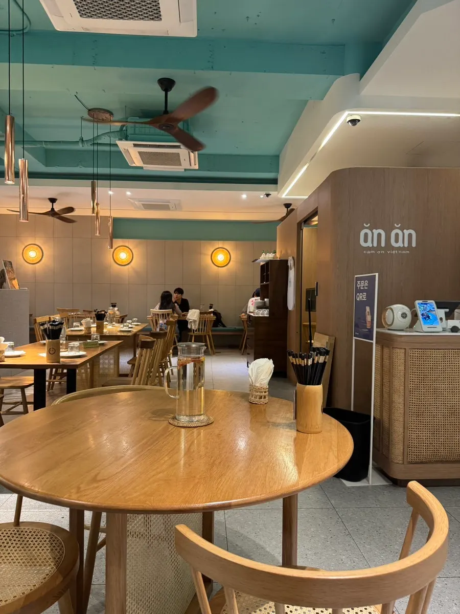 Seating at Anan Gangnam suited for group gatherings