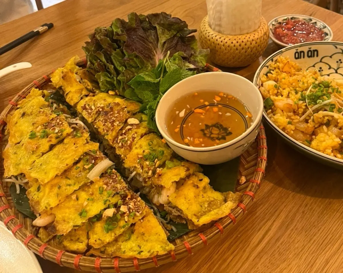 반쎄오와 그린 망고 샐러드, 해산물 볶음밥 한 상