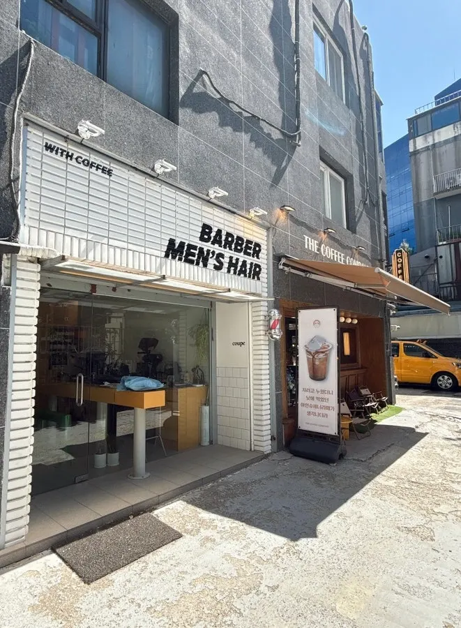 건물 옆쪽에 있는 매장 입구